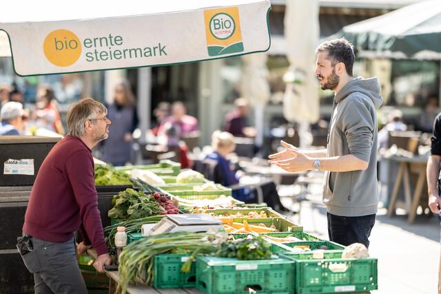 Christian Kozina-Voit (Grüne) im Gespräch mit einem Bio-Bauern am Lendplatz  | Foto: Grazer Grüne