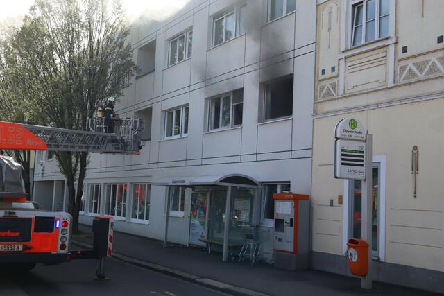 Beim Eintreffen der Feuerwehr drang bereits dichter Rauch aus dem Gebäude. | Foto: Berufsfeuerwehr Linz