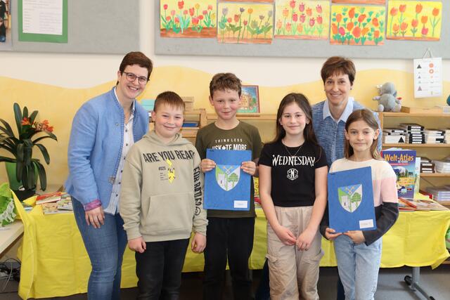 Hernsteins Ortschefin Michaela Schneidhofer besucht ihre jungen Amtskollegen Aron, Lukas, Valentina und Emilia sowie Lehrerin Martina Dorner im Unterricht. | Foto: Manfred Wlasak