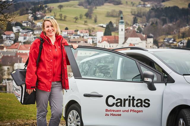 Gerlinde Resl, Einsatzleiterin der Sozialstation Scheibbs auf ihrem Weg zu den Kundinnen und Kunden in der mobilen Pflege der Caritas. | Foto: Caritas St. Pölten/Franz Gleiss
