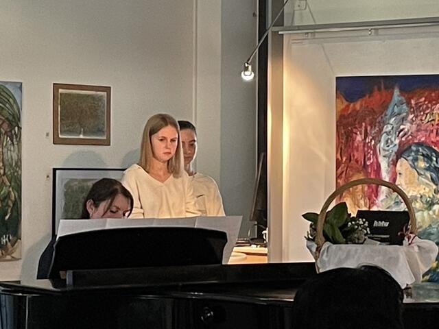 Die Musiklehrerin der Hblw sorgte mit Musik am Klavier für stimmungsvolle Abwechslung. | Foto: Sarah Braun