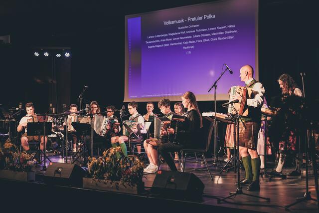 Auch die Harmonika wurde ausgepackt.  | Foto: De Monte