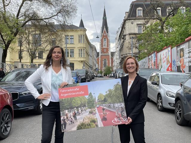 Stadplanungs-Stadträtin Ulli Sima (SPÖ, links) und Bezirksvorsteherin Lea Halbwild (SPÖ, rechts) stellten die Gestaltungspläne für die Argentinierstraße vor.  | Foto: Salme Taha Ali Mohamed