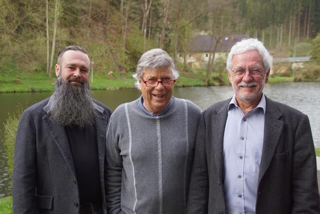 Der Initiator des River and Nature Trust, Peter Schröcksnadel (Bildmitte), mit dem Fischbiologen Nikolaus Medgyesy (r) und seinem Sohn Nikl  Medgyesy, Mitinitator und Fischzüchter beim Lokalaugenschein an der Großen Mühl. | Foto: Helmut Eder