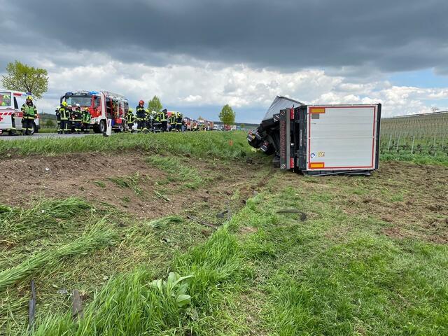 Um 11.46 Uhr wurde die Freiwillige Feuerwehr Jois zum Verkehrsunfall auf der B50 alarmiert. Ein LKW stieß frontal mit einem PKW zusammen. | Foto: Feuerwehr Jois