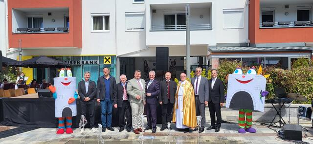 Ing. Franz Schwarz (Leyrer+Graf), Johannes Pflaum (Kosaplaner), Vizebgm. Hubert Mohl, Bgm. Ing. Gustav Glöckler, Landtagspräsident Karl Wilfing, Moderator Harry Prünster, Dechant Waclaw Radziejewski, Dir. Wolfgang Kuhnert (Raiffeisenbank Schneebergland) und Dir. Gerald Pichler (Atlas Wohnbau) mit den Gemeindemaskottchen Wölli und Steini. | Foto: Gemeinde Wöllersdorf