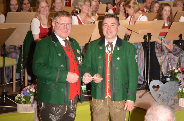 Günther Kronberger, der langjährige Kapellmeister der Trachtenmusikkapelle in St. Martin am Tennengebirge, hat beim Frühlingskonzert den Taktstock an seinen Nachfolger Erich Schnitzer übergeben. | Foto: TMK St. Martin/Ampferer