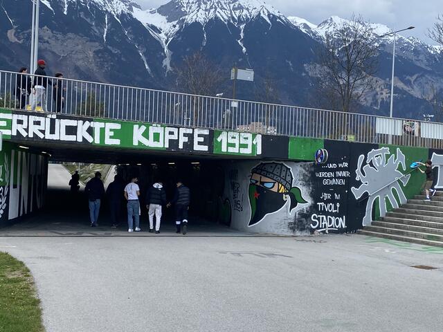 Stimmt. Zeit vergeht. Und. Wir werden wieder gewinnen. Holprigkeiten hat das Leben für jeden im Kartenpaket parat. | Foto: Herbert Waltl