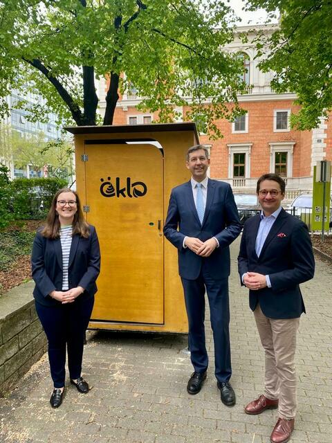 Die mobile Toilette "Öklo" wurde im Hermann-Gmeiner-Park bereits aufgestellt. Mit dabei waren (v.l.n.r) die Kinder- und Jugendbeauftragte im Bezirk Cathrin Folie, Bezirkschef Markus Figl sowie der Vorsitzende der Sozial- und Generationenkommission Paul Pasquali (alle drei ÖVP). | Foto: BV 1