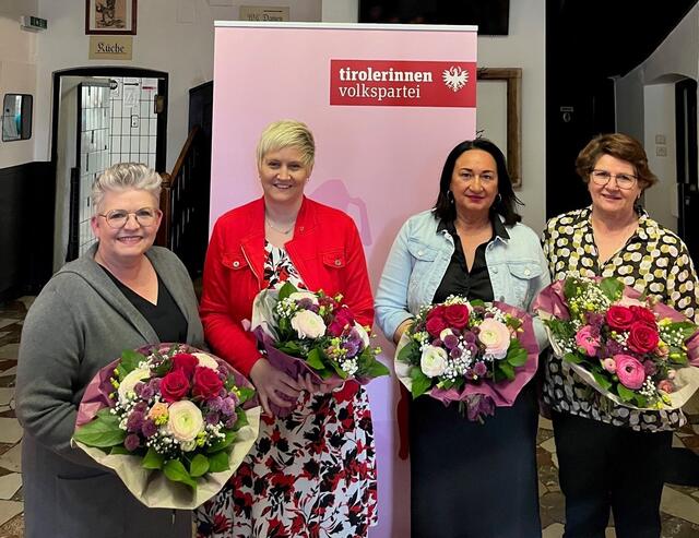 Die neue Bezirkleiter Manuela Seeberger (2.v.l.) mit Anita Posch (aus d. Vorstand ausgeschieden), Barbara Trenkwalder (ehem. Bezirksleiterin) und Hildegard Lenz (aus d. Vorstand ausgeschieden) (v.l.). | Foto: Tirolerinnen in der Volkspartei