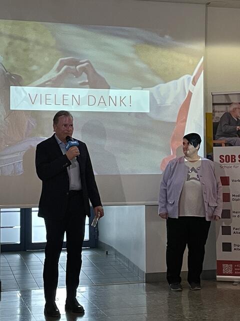 Saalfeldens Bürgermeister Erich Rohrmoser richtete ebenfalls einige Worte an das Publikum und äußerte sich, dass er stolz sei, die SOB in Saalfelden zu haben. | Foto: Sarah Braun