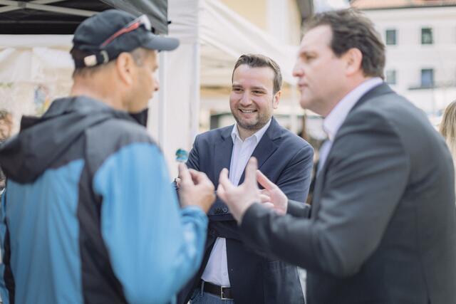 Bgm. Lentsch und LR Zumtobel suchen das gemeinsame Gespräch mit den Besucherinnen und Besuchern sowie den Standbetreiberinnen und -betreibern. | Foto: Preschern