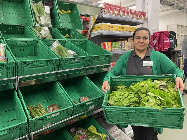 Yurdagül Sahin, Marktleiterin vom soogut-Sozialmarkt in Amstetten, präsentiert uns die Gemüseabteilung.  | Foto: Sarah Willingstorfer