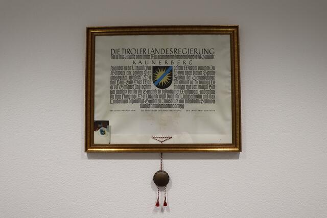 Die Verleihungsurkunde des Gemeindewappens. | Foto: Othmar Kolp