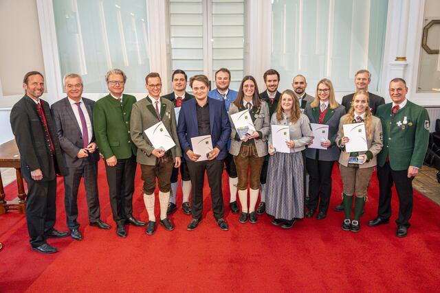 Die Ehrengäste mit den Absolventinnen und Absolventen des Studiengangs Blasorchesterleitung  | Foto: Land Steiermark/Foto Fischer