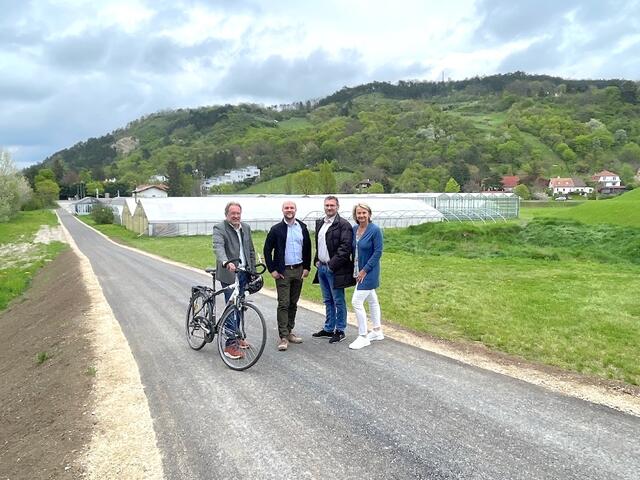 Vizebürgermeister Rupert Sitz, Bürgermeister Johannes Stuttner, Johannes Haider vom Bauamt und Gemeinderätin Margit Korda inspizieren den neuen Geh- und Radweg beim Donaugrabendamm. | Foto: Marktgemeinde Bisamberg