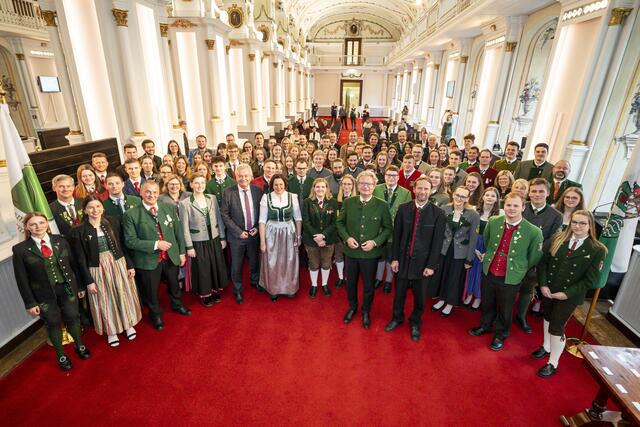 Empfang für ausgezeichnete steirische Blasmusikerinnen und -musiker: Das Gruppenfoto mit allen Ausgezeichneten und den Ehrengästen | Foto: Land Steiermark/Foto Fischer