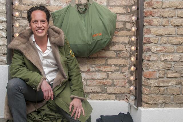 Marcel Jouja stellt mit Kreativität Jacken aus alten Materialien her. Sein Label "enVie" ist in der Brigittenau zuhause. | Foto: Wolfgang Unger