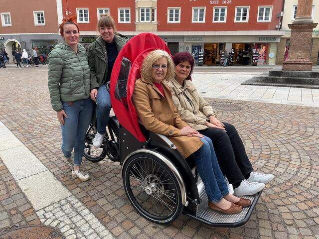 Pilotin Katharina Pichler, FWZ Osttirol Leiterin Simone Ortner-Trebo und die Pflegedienstleiterinnen Daniela Meier und Anna Maria Klaunzer (v.l.) | Foto: Claudia Scheiber