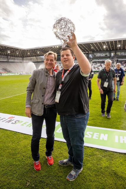 Freude.
Lukas Innerbichler vom SK Hippach und TFV Präsi Sepp Geisler. | Foto: Herbert Waltl