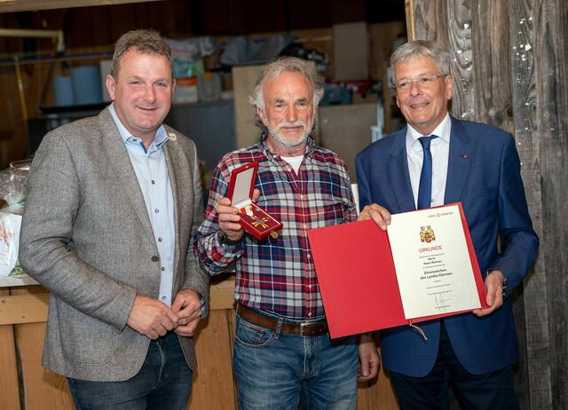 Hans Wallner (mitte) freute sich über das Ehrenzeichen, dass ihm von Dieter Mörtl (links) und Peter Kaiser (rechts) übergeben wurde. | Foto: LPD Kärnten/Augstein