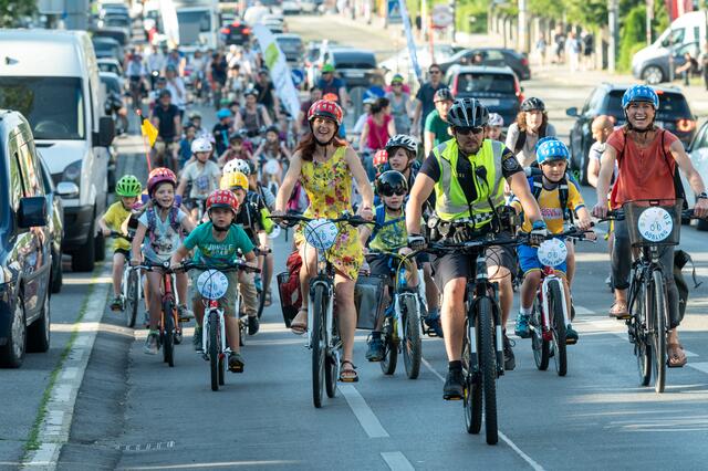 Gemeinsam sicher in die Schule kommen, das war das Ziel des ersten "Bici-Bus" in Döbling. Die Polizei begleitete das Vorhaben damals. | Foto: Andrea Leindl