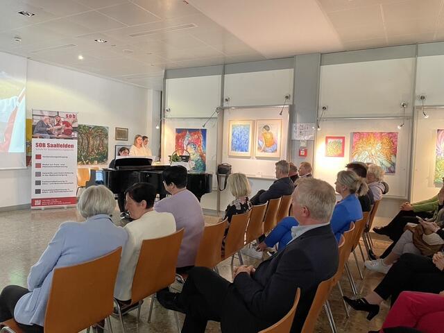 Die geladenen Gäste lauschten den Worten der Rednerinnen und Redner sowie der Musik des Klaviers. | Foto: Sarah Braun