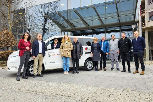 Unterstützung kommt jetzt mit E-Antrieb: Koordinatorin der VinziWerke Amrita Böker, CEO der Anton Paar GmbH Friedrich Santner, Leiterin des VinziBus Gabriele Grössbauer, Mitbegründerin der Vinzengemeinschaft Michaela Ferk, Pfarrer Wolfgang Pucher, Executive Director of Administration der Anton Paar GmbH Maria Santner, VinziBus-Mitbegründer Thomas Ferk, Mitarbeiter der Anton Paar GmbH und ehrenamtliche Helfer Robert Novak, Patrick Reinbacher und Florian Fuchs | Foto: Anton Paar GmbH