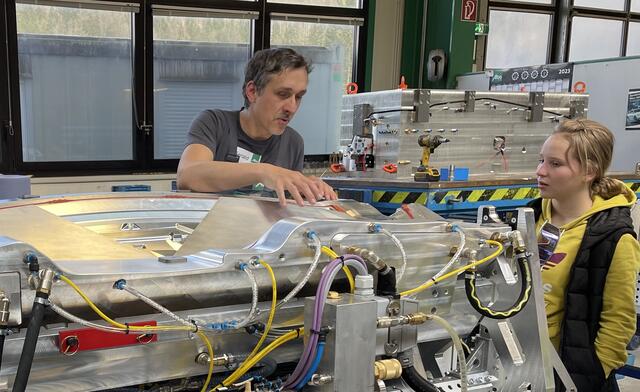 Mona begeistert der Maschinenbau. Sie möchte eines Tage in diesem Feld arbeiten. | Foto: Petra Kleineisen