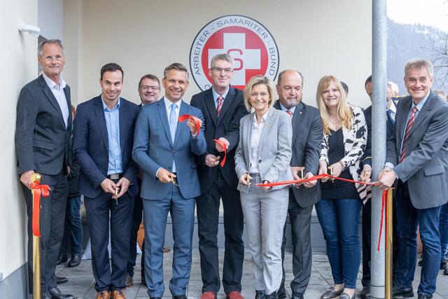 Gute Stimmung am Eröffnungstag: Gemeinsam durchschnitten die Ehrengäste das rote Band vor dem Eingang. | Foto: Foto: Land OÖ/Andreas Krenn