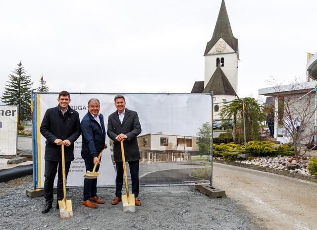 Der Spatenstich wurde gemeinsam vollzogen. | Foto: Wolfgang Jannach