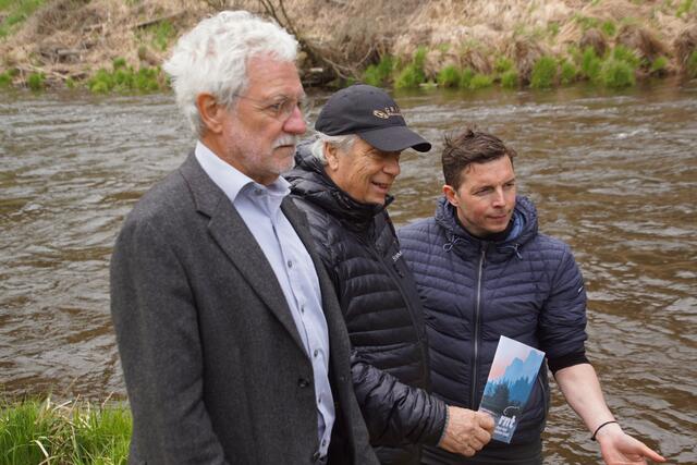 Der Fischbiologe Nikolaus Medgyesy, Initiator des River and Nature Trust Peter Scröcksnadel  und Christoph Hauer von der BOKU Wien beim Lokalaugenschein in Pürnstein in Neufelden.  | Foto: Helmut Eder