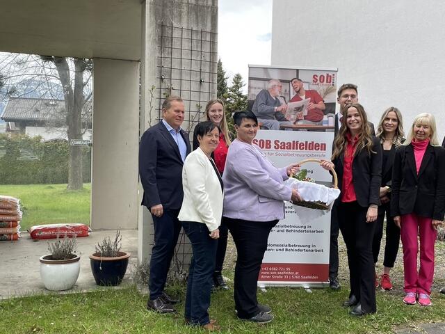 Die Maturantinnen und Maturanten sowie die Direktorinnen und der Bürgermeister strahlten um die Wette. | Foto: Sarah Braun