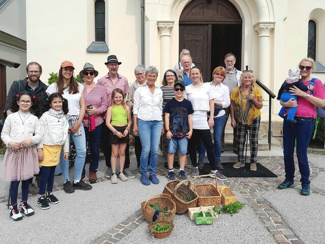 Stolz präsentieren Frau Bürgermeisterin Claudia Bock und alle fleißigen Mitsammler ihre gefundenen Kräuter. | Foto: NÖ.Regional/Hellmann