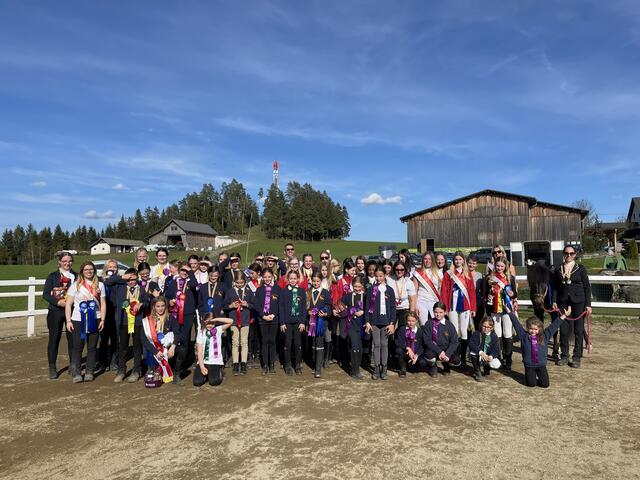 Vereinsmeister 2023 im Fünfgang wurden Birgit Tillian-Köck (AL) und Hanna Tillian-Köck (Ki), im Viergang überzeugten Sarah Prasch (AL), Vanessa Primeßnig (YR), Angelika Spitaler (YR B), Marlene Gassner (J) und Gülsah Pekel (Ki). Auch alle anderen Reiter erbrachten tolle Leistungen.  | Foto: Isländerhof Köck