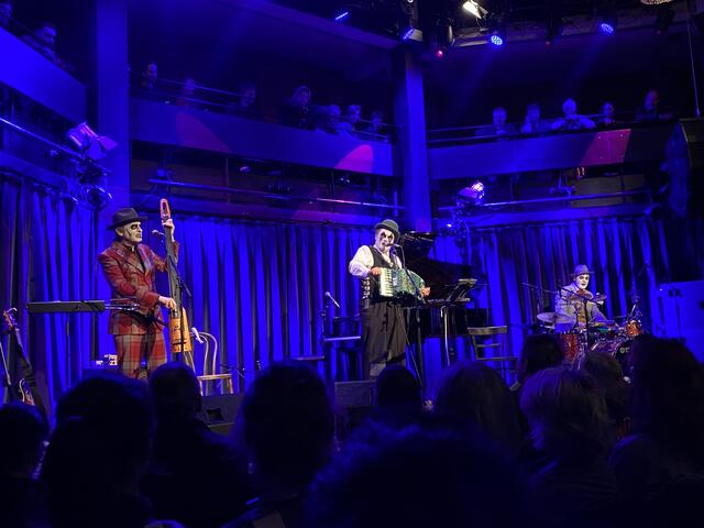 Send In The Clowns ...
Isn´t it rich, aren´t we a pair,
me all alone on the ground, you in mid-air
isn´t it bliss, don´t you aprove
One who keeps Hearing around, one who can´t move | Foto: Herbert Waltl