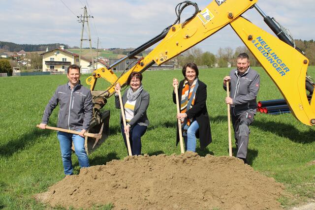 Spatenstich zur neue 30-kV-Ringleitung Senftenbach-Eitzing: Michael Kröpfl, Energie Ried GmbH, Bürgermeisterin Angela Helm, Senftenbach, Bürgermeisterin Margot Zahrer, Eitzing und Peter Bleckenwegner, Energie Ried GmbH. | Foto: Engergie Ried