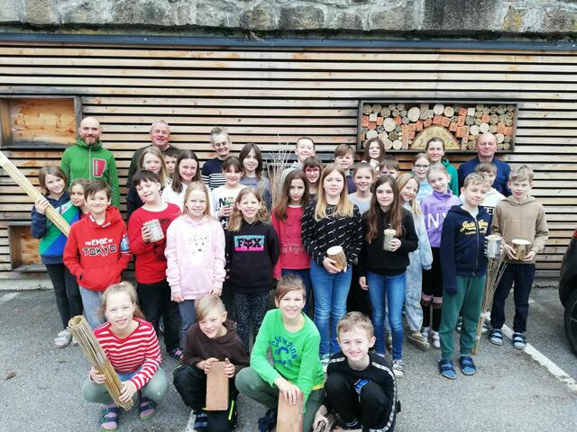 Mit großem Eifer waren die Kinder der 4. Klassen der Volksschule Neumarkt auch heuer wieder dabei, im Werkunterricht Nisthilfen für Wildbienen herzustellen. | Foto: VS Neumarkt