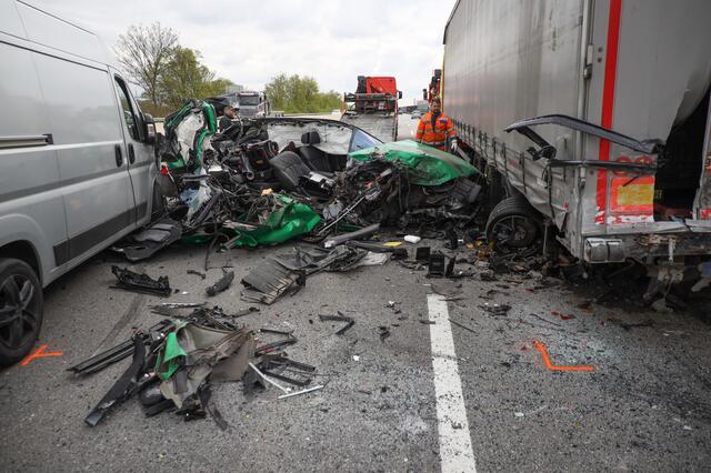 Ein Skoda wurde bei einem Crash auf der Welser Autobahn A25 komplett demoliert - wie durch ein Wunder gab es keine Todesopfer. | Foto: laumat.at