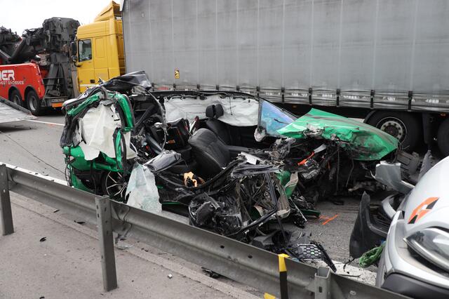 Ein Skoda wurde bei einem Crash auf der Welser Autobahn A25 komplett demoliert - wie durch ein Wunder gab es keine Todesopfer. | Foto: laumat.at
