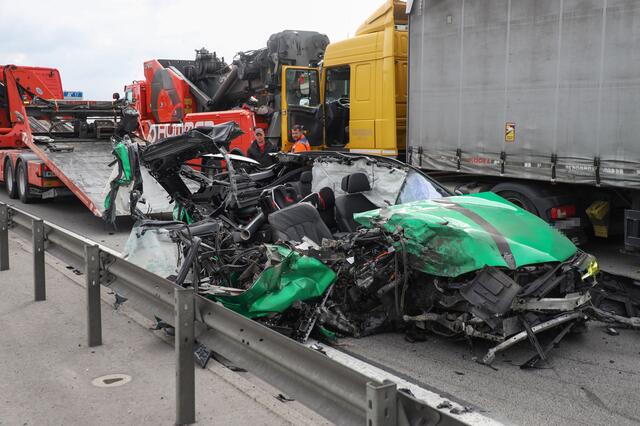 Ein Skoda wurde bei einem Crash auf der Welser Autobahn A25 komplett demoliert - wie durch ein Wunder gab es keine Todesopfer. | Foto: laumat.at