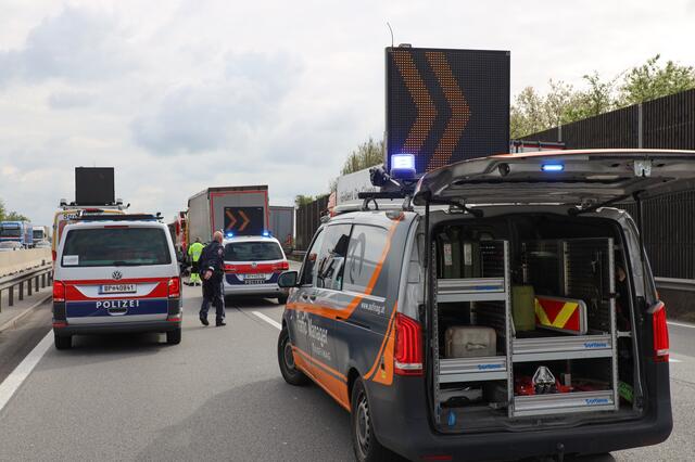 Ein Skoda wurde bei einem Crash auf der Welser Autobahn A25 komplett demoliert - wie durch ein Wunder gab es keine Todesopfer. | Foto: laumat.at