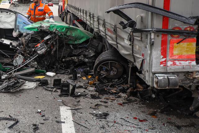 Ein Skoda wurde bei einem Crash auf der Welser Autobahn A25 komplett demoliert - wie durch ein Wunder gab es keine Todesopfer. | Foto: laumat.at
