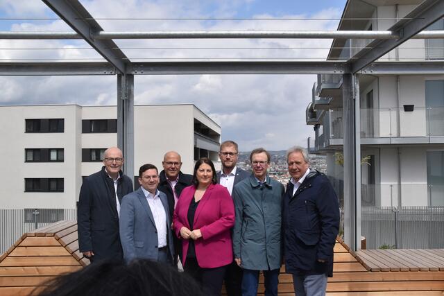 Gruppenbild mit Dame in Meidling: Die Projektentwickler mit Bezirkschef Wilfried Zankl und Vizebürgermeisterin Kathrin Gaál. | Foto: Karl Pufler