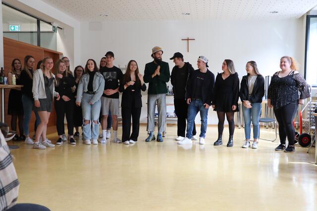22 Lehrlinge der Fachberufe Bürokaufmann sowie Sport- und TextilverkäuferInnen zeigen das Ergebnis ihres eintägigen Theater-Workshops mit Paul Zinell. | Foto: Hans Ebner