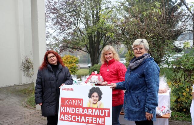 Sandra Goldberg, Gabriela Immerl und Ursula Rauch von der Volkshilfe laden zum zweiten Gugelhupfsonntag in Kalsdorf. | Foto: Edith Ertl