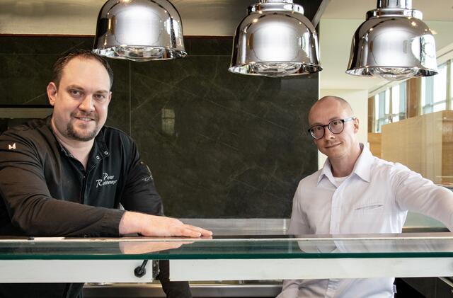 Übergabe im Aquarium: Der langjährige Küchenchef Peter Reitmayr übergibt an Christopher Grassall. | Foto: Therme Geinberg