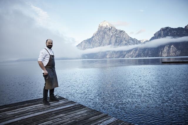 Spitzenkoch Lukas Nagl am Ufer des Traunsees. | Foto: Helge Kirchberger
