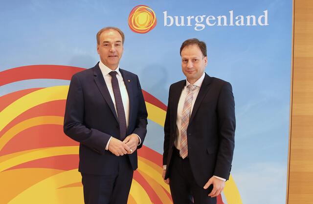 Soziallandesrat Leonhard Schneemann und Rudolf Halbauer von der Servicestelle für Menschen mit Behinderung präsentierten die Neuaufstellung der Persönlichen Assistenz &amp; Schulassistenz im Burgenland. | Foto: Landesmedienservice Burgenland 