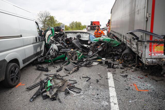 Ein Skoda wurde bei einem Crash auf der Welser Autobahn A25 komplett demoliert - wie durch ein Wunder gab es keine Todesopfer. | Foto: laumat.at